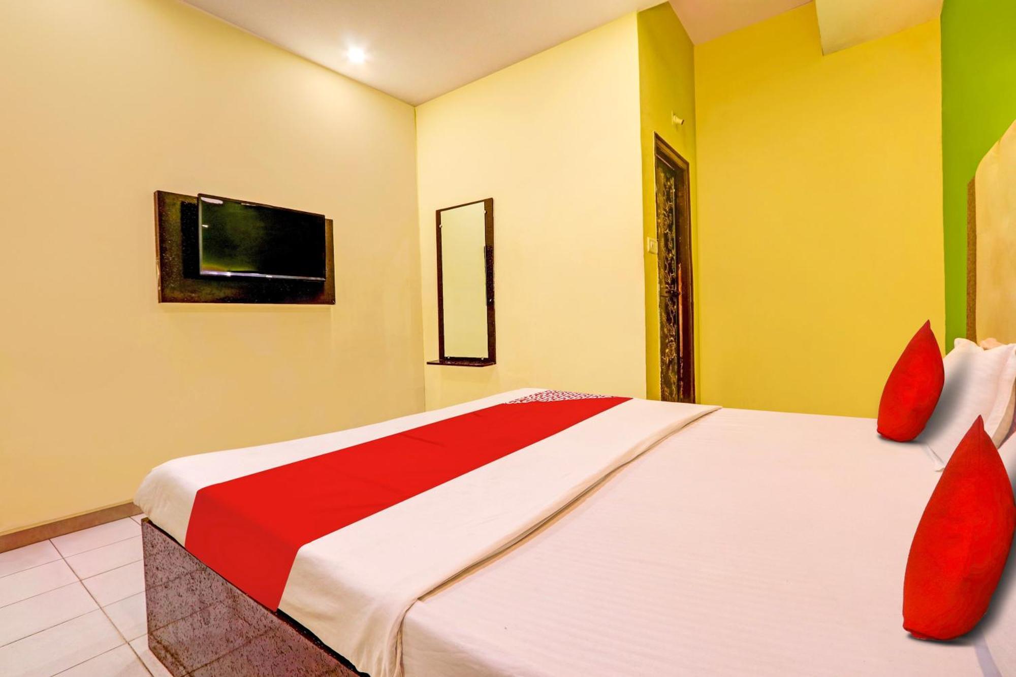 Oyo Flagship Hotel Samruddhi Lodge Nirmal  Exterior foto